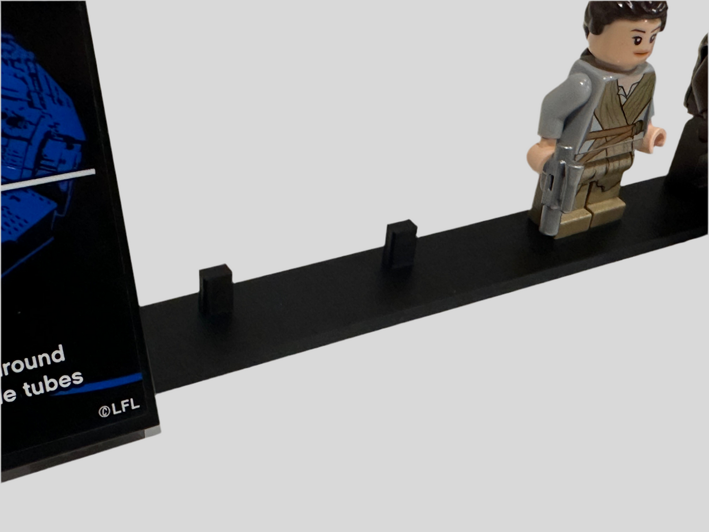 LEGO® UCS Millennium Falcon™ Leg crack defense stand